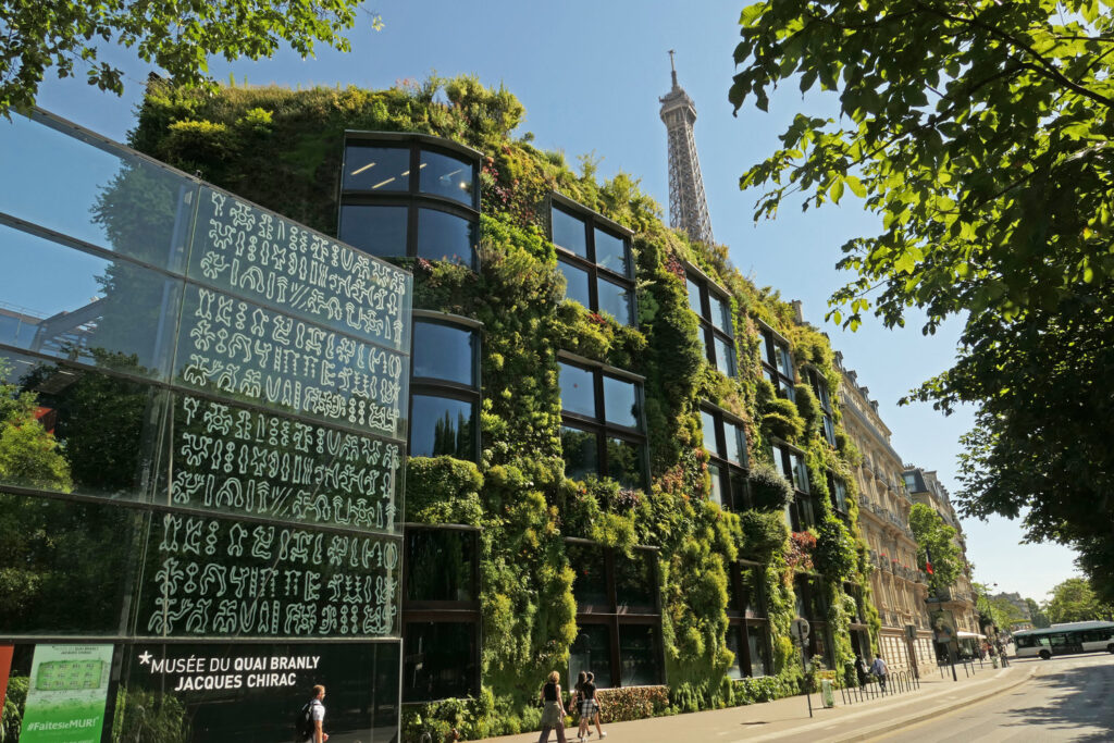 garden walls musèe quai Branly paris